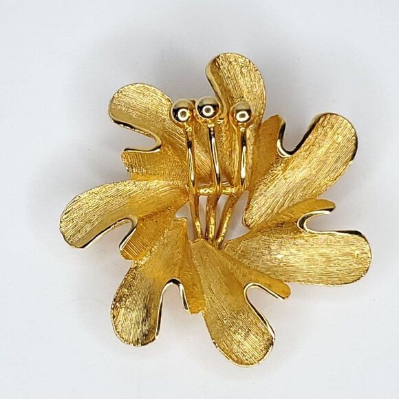 Vintage Goldtone Abstract Tropical Textured Floral Flower Coat Brooch 2" - Picture 1 of 3